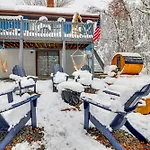 Poconos Retreat With Hot Tub And Fire Pit!