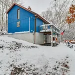Poconos Retreat With Hot Tub And Fire Pit!