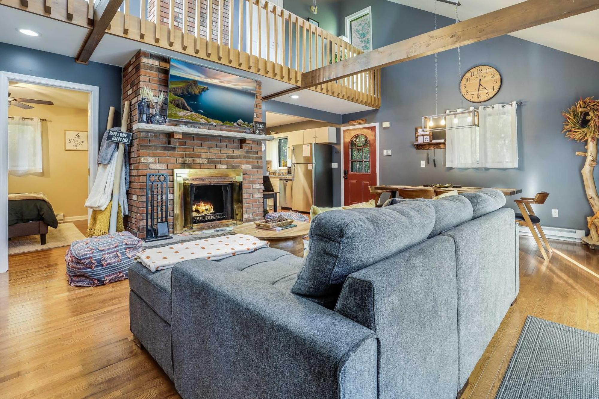 Poconos Retreat With Hot Tub And Fire Pit! Ferienhaus Long Pond