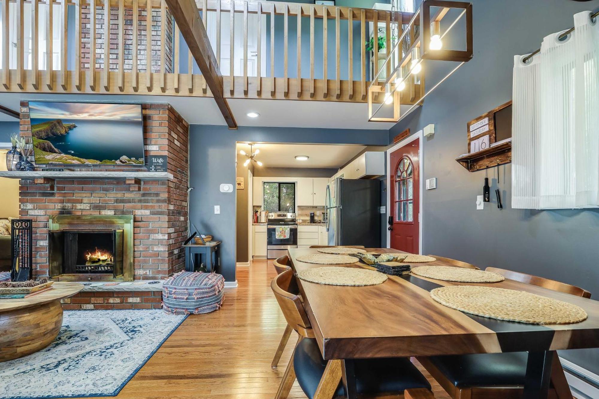 Poconos Retreat With Hot Tub And Fire Pit! Ferienhaus