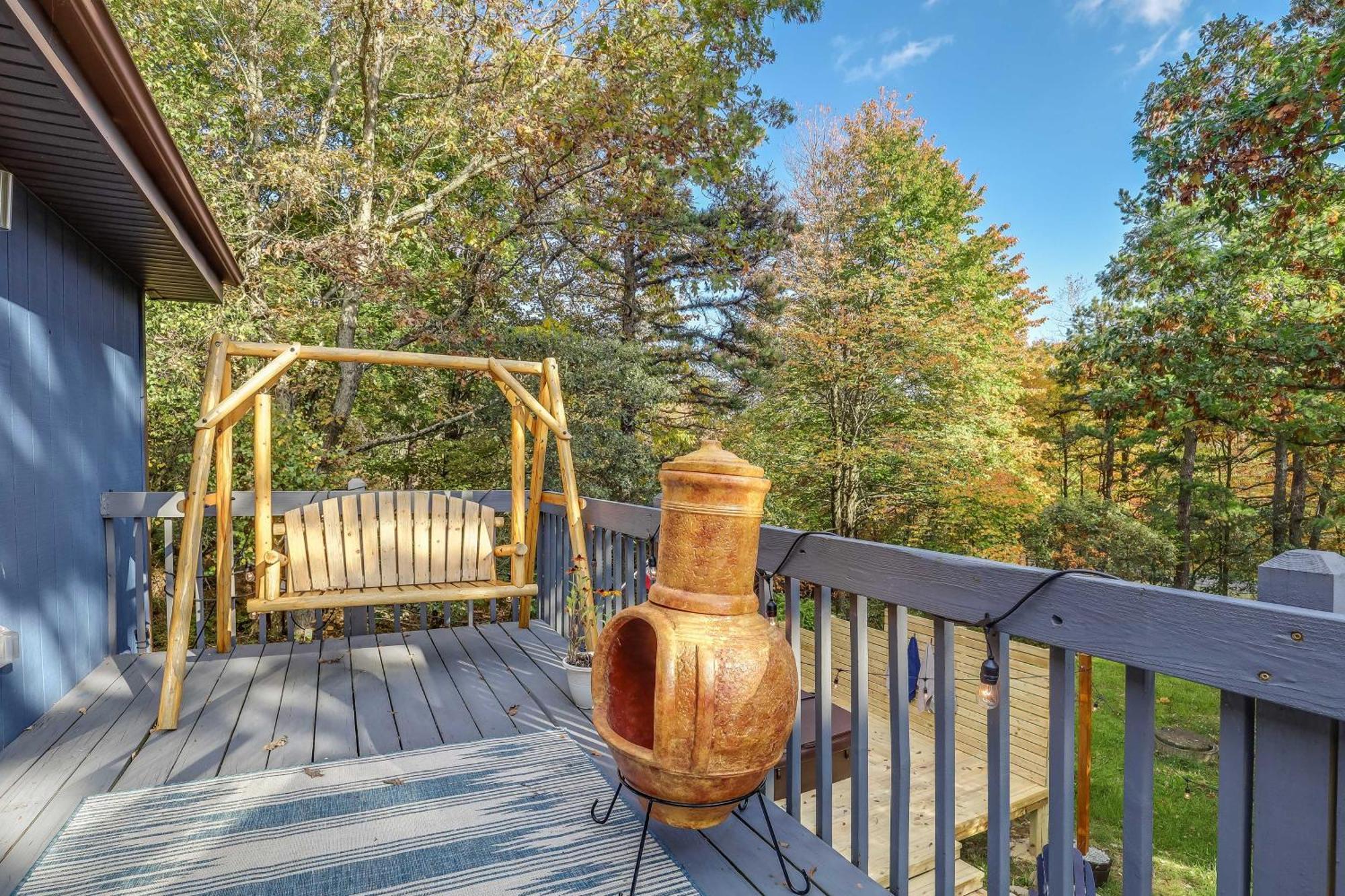 Poconos Retreat With Hot Tub And Fire Pit! *