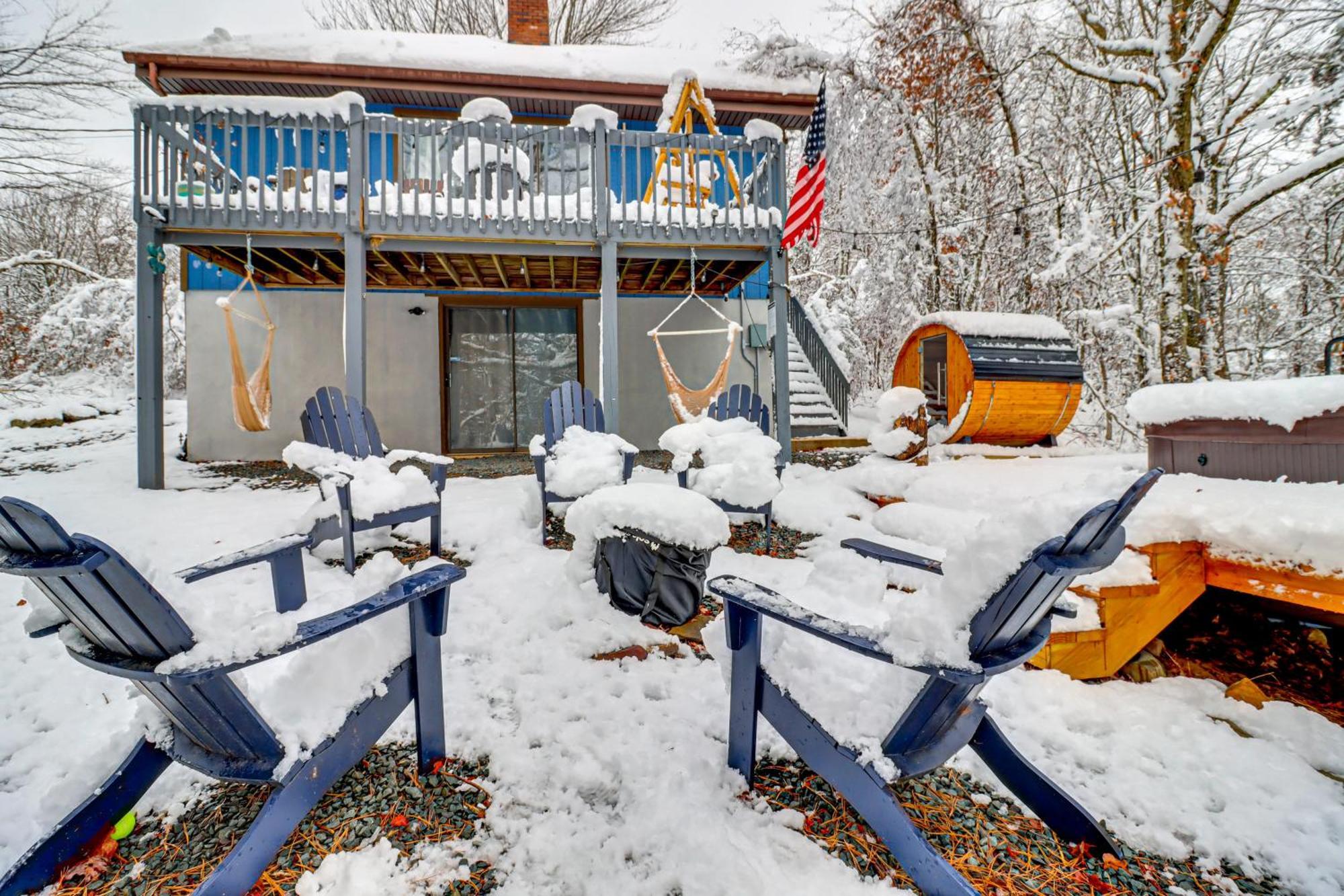 Poconos Retreat With Hot Tub And Fire Pit! *
