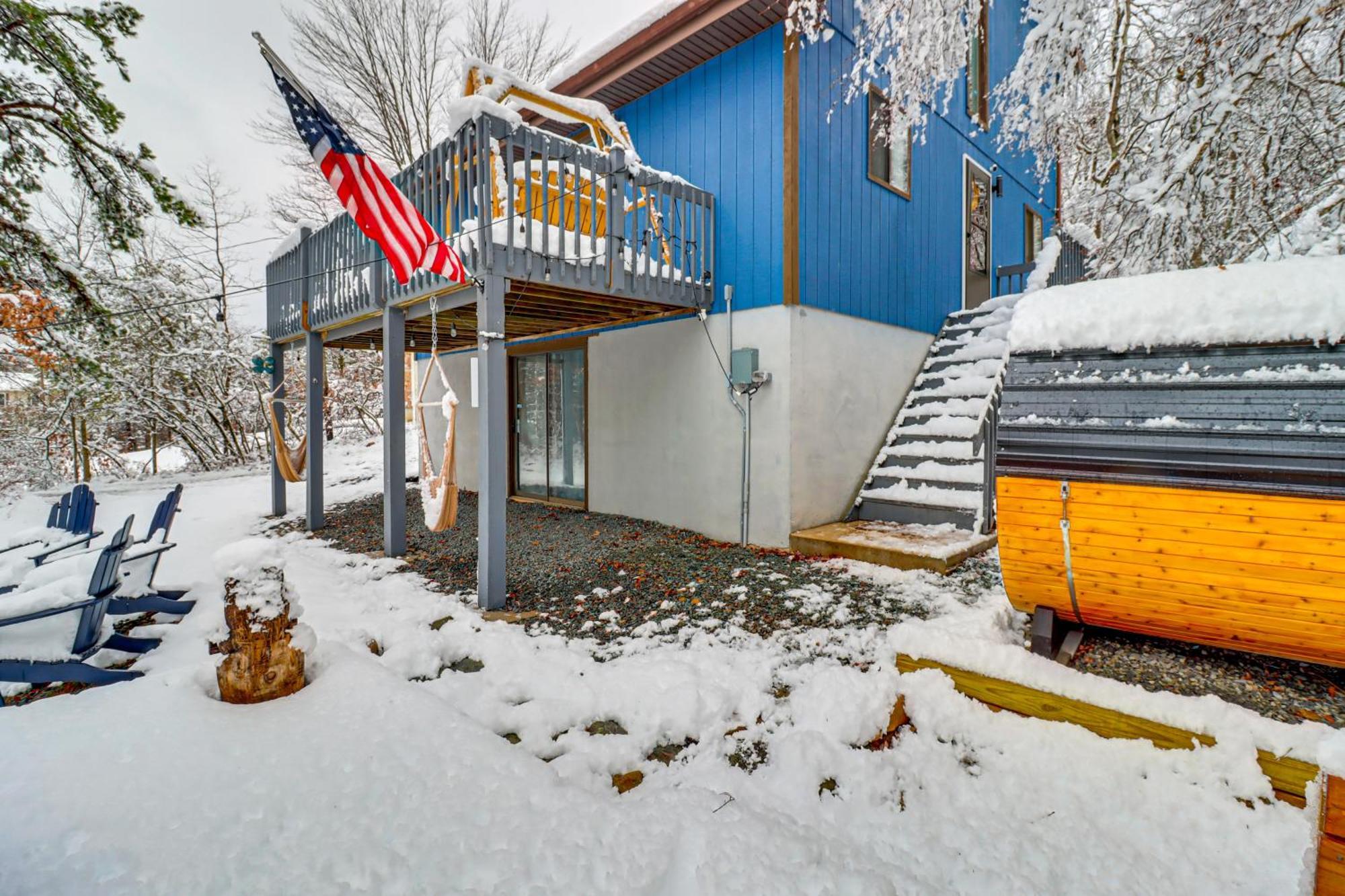 Ferienhaus Poconos Retreat With Hot Tub And Fire Pit! Long Pond