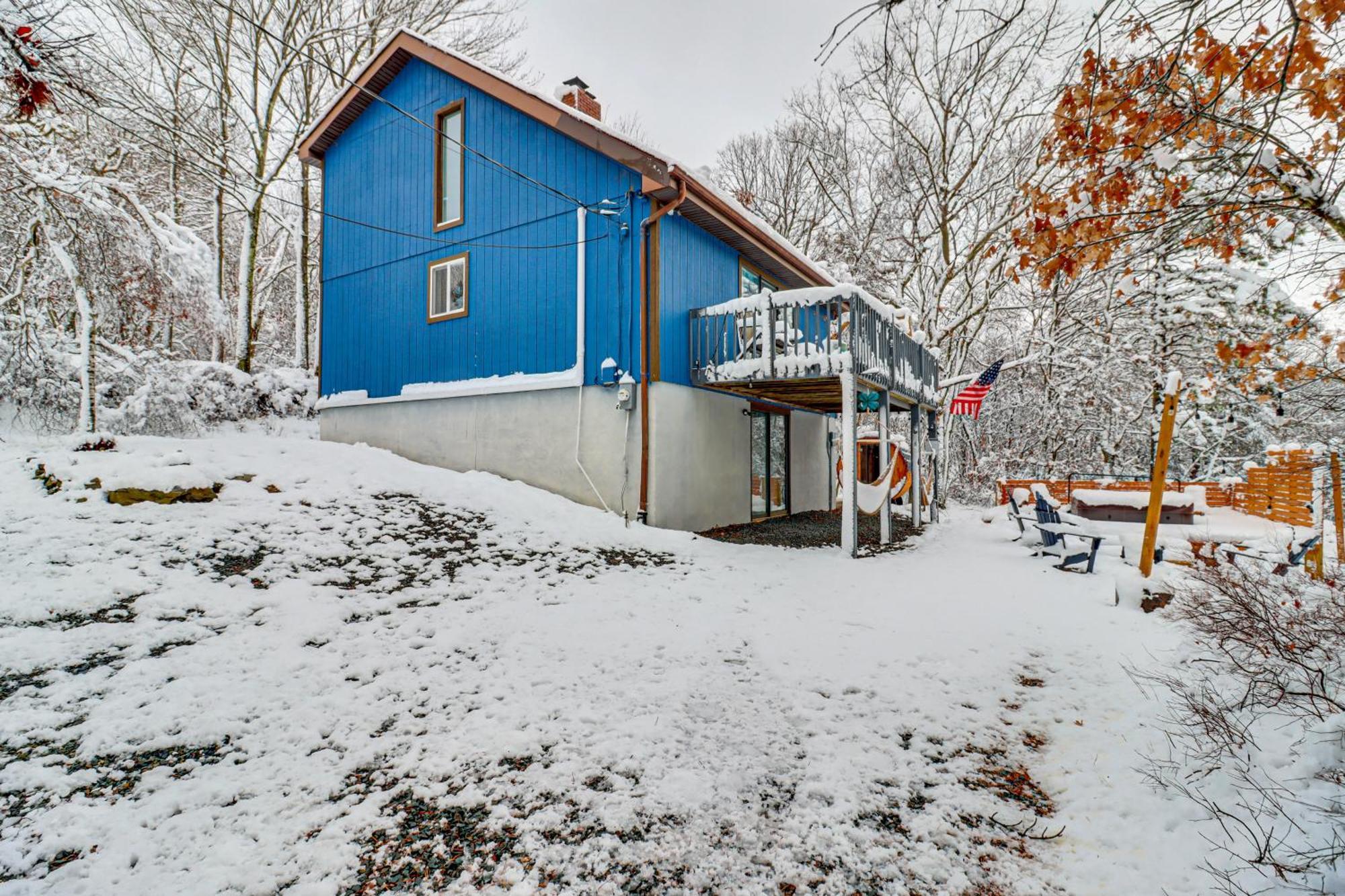 Poconos Retreat With Hot Tub And Fire Pit!