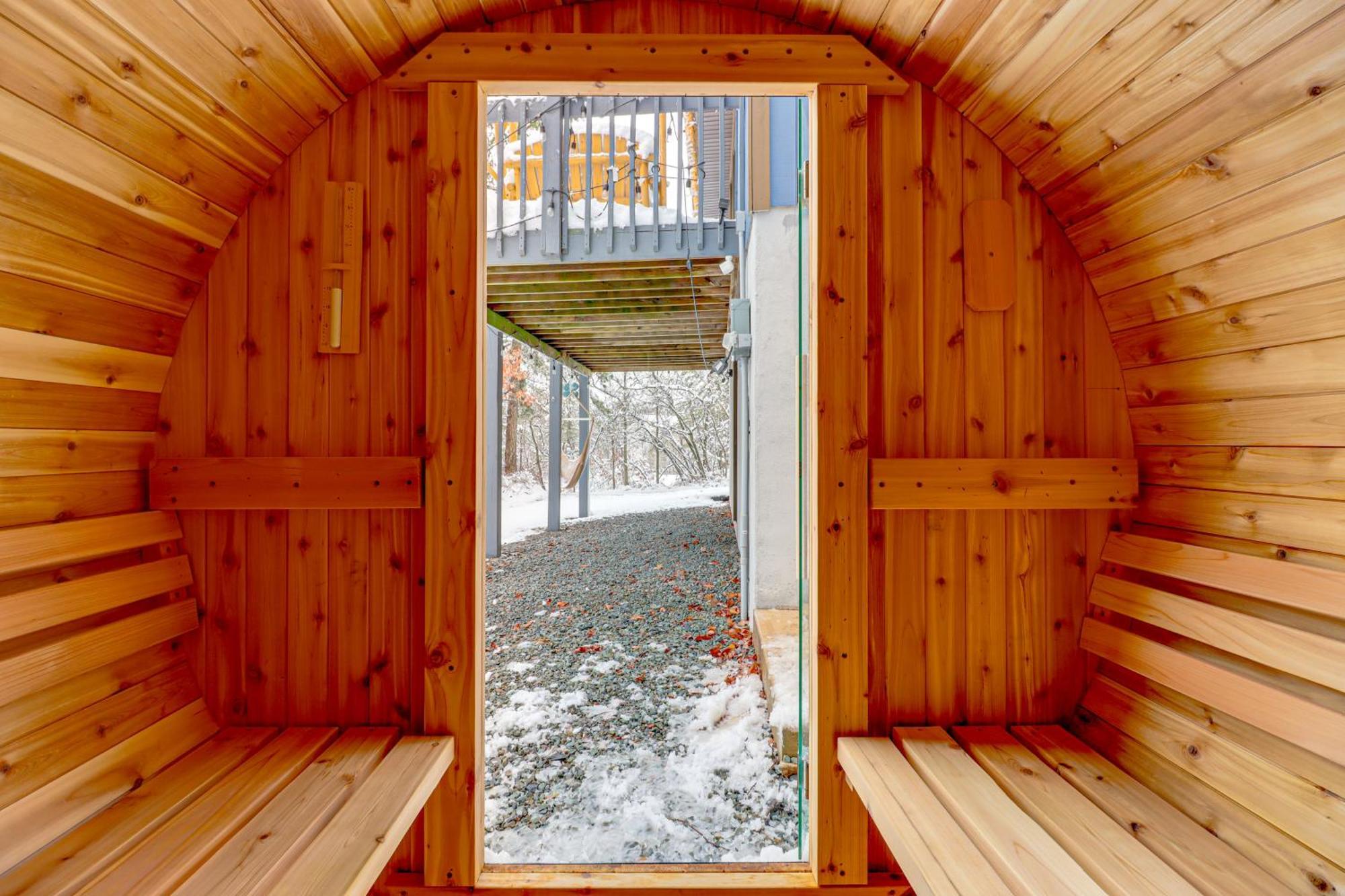 Poconos Retreat With Hot Tub And Fire Pit! Ferienhaus