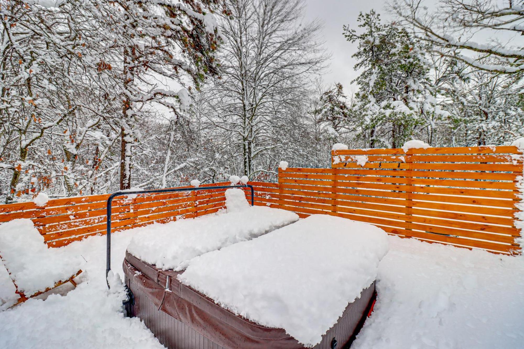 Poconos Retreat With Hot Tub And Fire Pit!