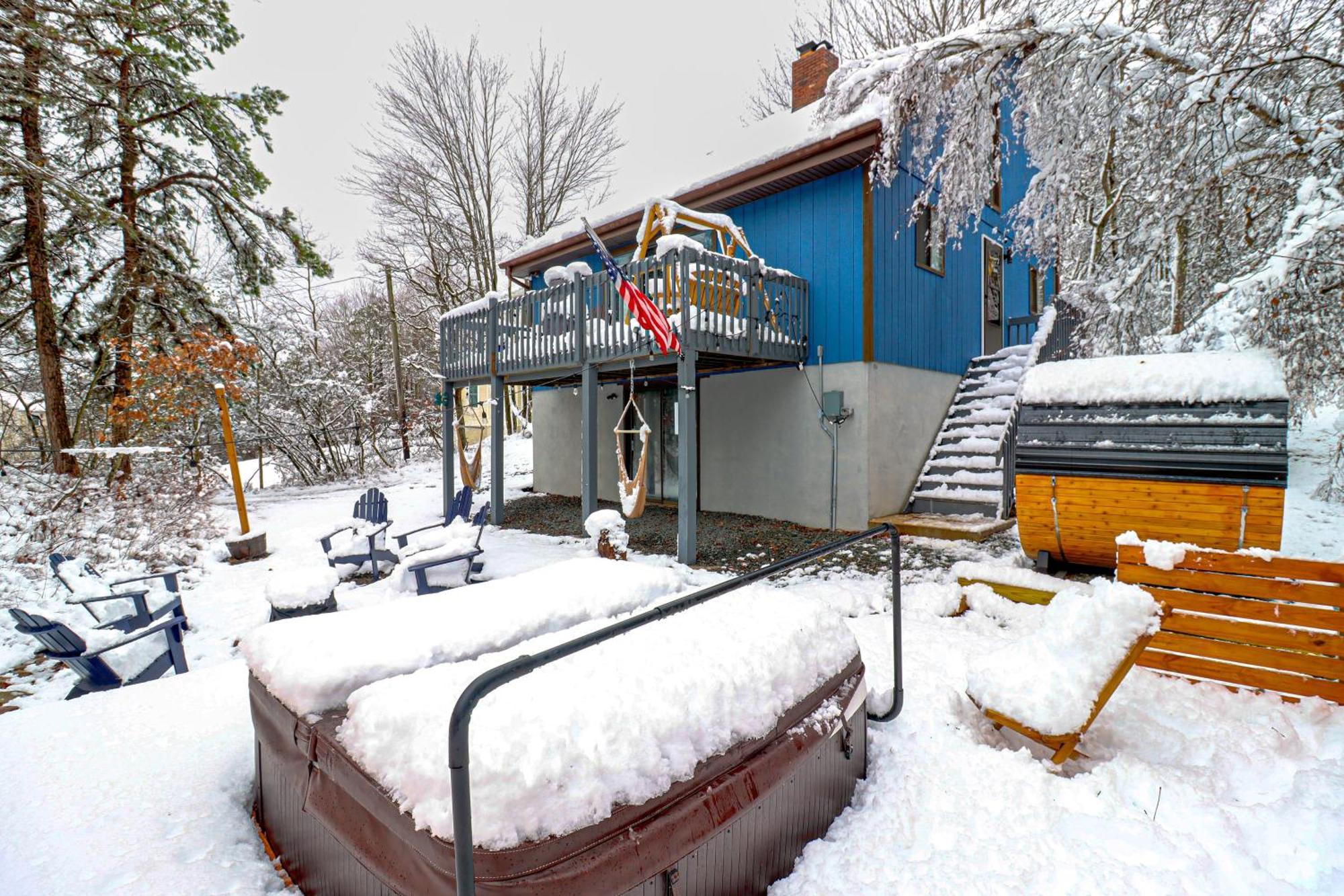 Poconos Retreat With Hot Tub And Fire Pit! * Long Pond